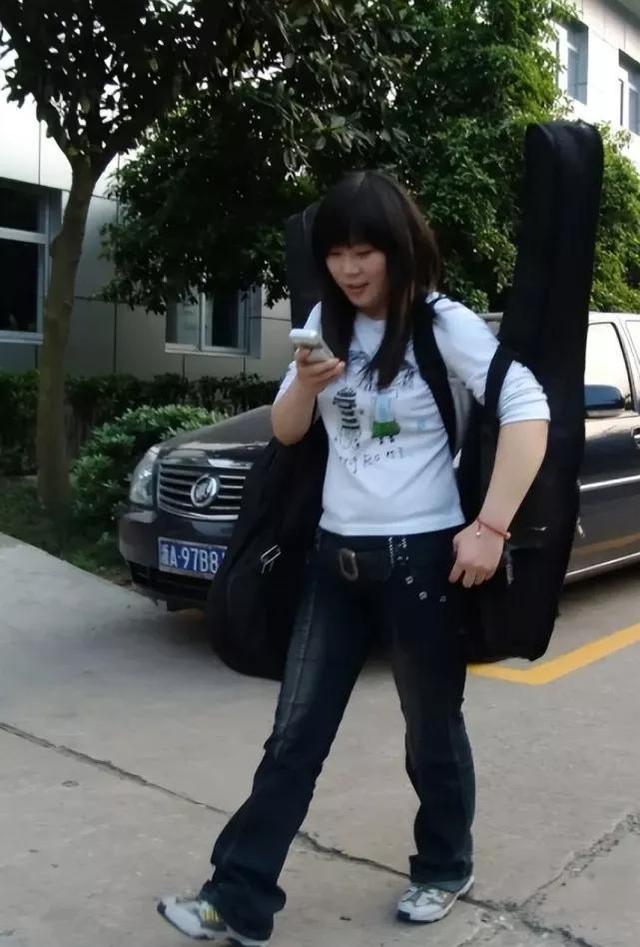 “西单女孩”：14岁辍学卖唱，20岁爆红上春晚，现人生状况怎样？