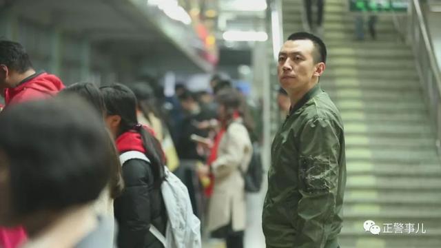 住手，放开那个姑娘