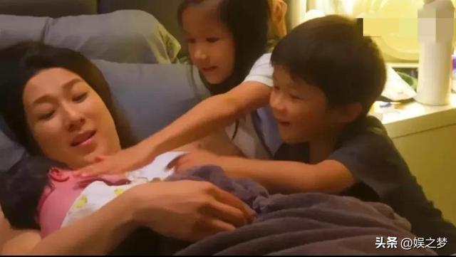 钟嘉欣竟在家生娃！全身赤裸躺浴缸用力，助产士忙孕肚浇水剪脐带