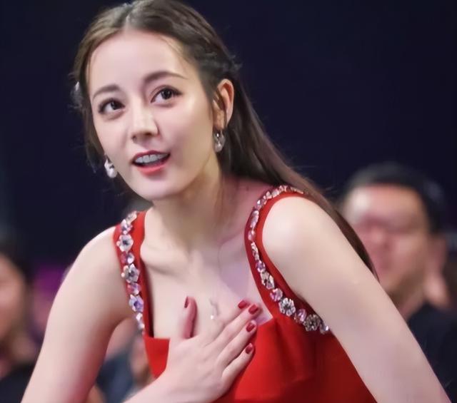 看了迪丽热巴捂胸口，终于知道女明星们有多害怕走光了！