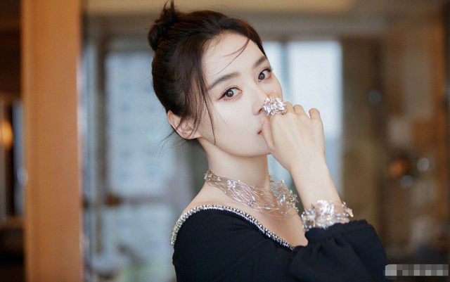 袁姗姗深夜醉酒糗态百出，走路不稳靠异性搀扶，不顾形象路边狂吐