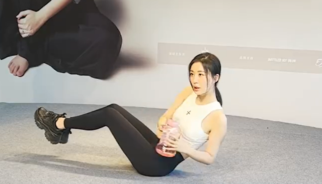 41岁田朴珺咖啡厅练肌肉！穿超短上衣露肚脐，一双筷子腿又细又直