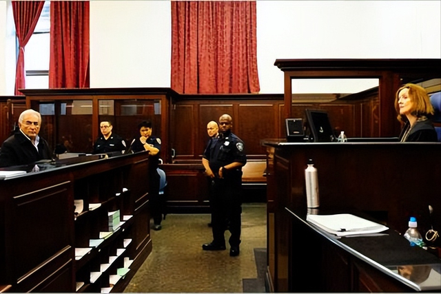 1980年，华裔学生痴迷美女老师，将其绑架囚禁53天，遭受非人折磨