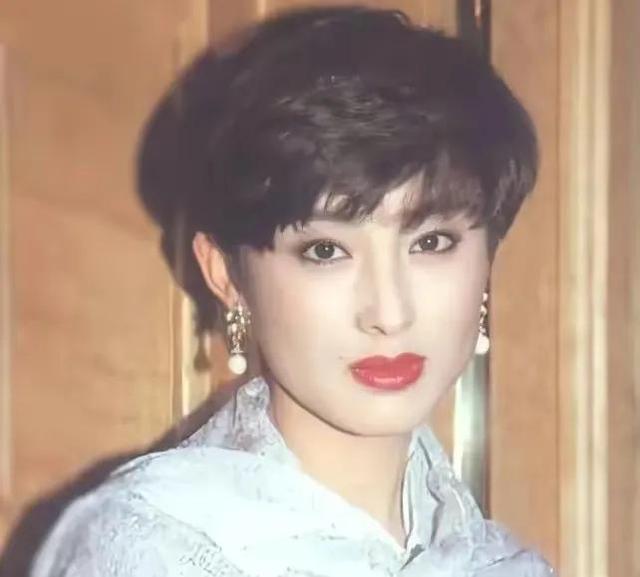 港圈“一眼万年”的短发美女，只服这12位，惊艳洋气，又美又酷帅