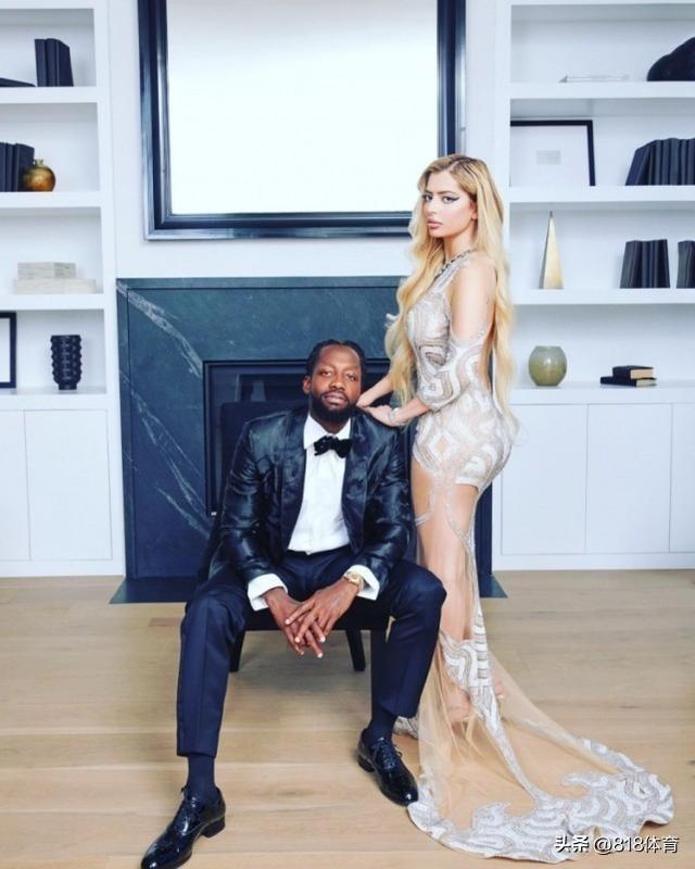 美女和野兽！贝弗利和漂亮白人女友LA豪宅逗狗玩，穿湖人拖鞋表忠心