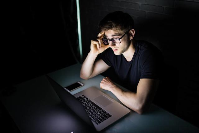 喜欢一个已婚的女同事,每天都很煎熬,怎么办