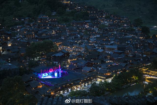 世界上最牛的敬酒方式，苗族美女排成长队给小伙敬酒