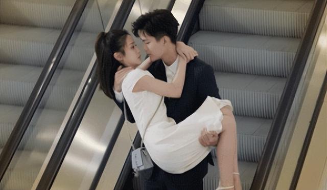 又惹争议了，嘴含戒指接吻，国产剧的吻戏开始了一场“病态传承”