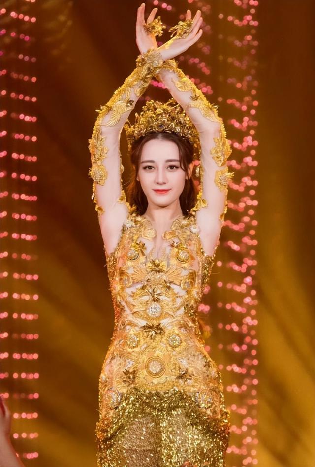 看了迪丽热巴捂胸口，终于知道女明星们有多害怕走光了！