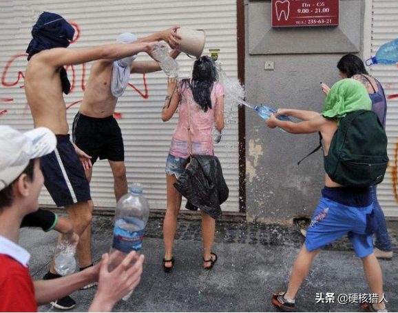 乌克兰最“火爆”节日,热辣美女释放天性,男性看对眼就“抱走”