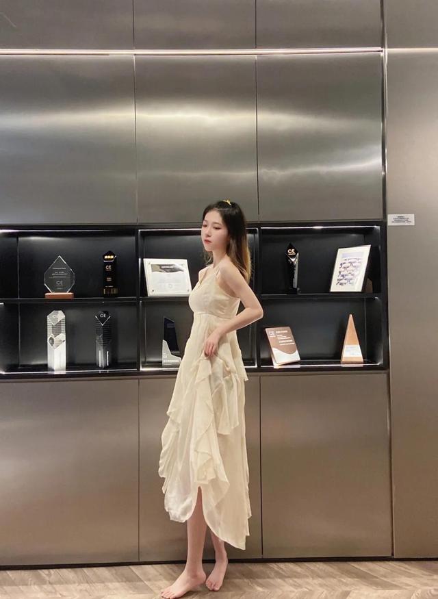 美女黄色的吊带连衣裙，穿出一种与众不同的效果