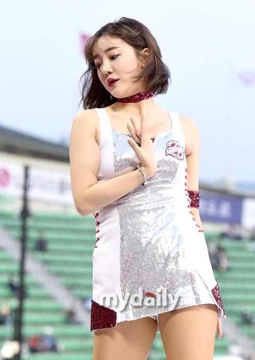 [MD PHOTO] 啦啦队女郎激情热舞助阵韩国职业棒球比赛