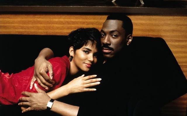 令人惊艳的黑珍珠：伊曼和丈夫甜蜜恩爱24年，哈莉·贝瑞离过3次婚