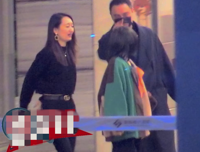 明道夜会两女疑婚内出轨！与高挑美女亲热挽手，发现被拍慌乱甩开