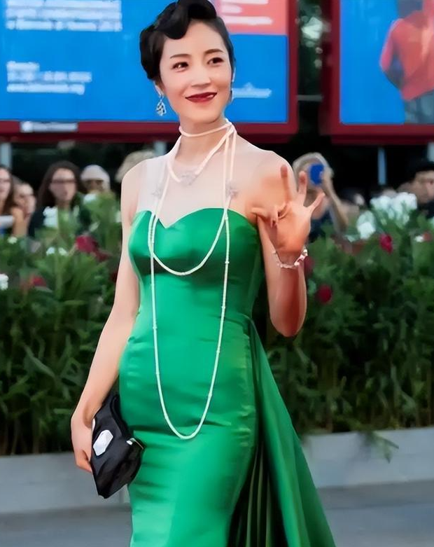 肩带崩断、裙下走光，7位女星走红毯的社死瞬间，画面太尴尬了