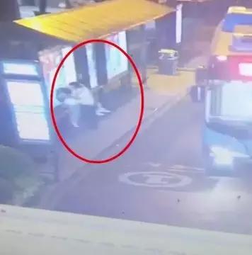 陌生男公交站突遭强吻美女，拔腿就追！原因竟是脑子一热……