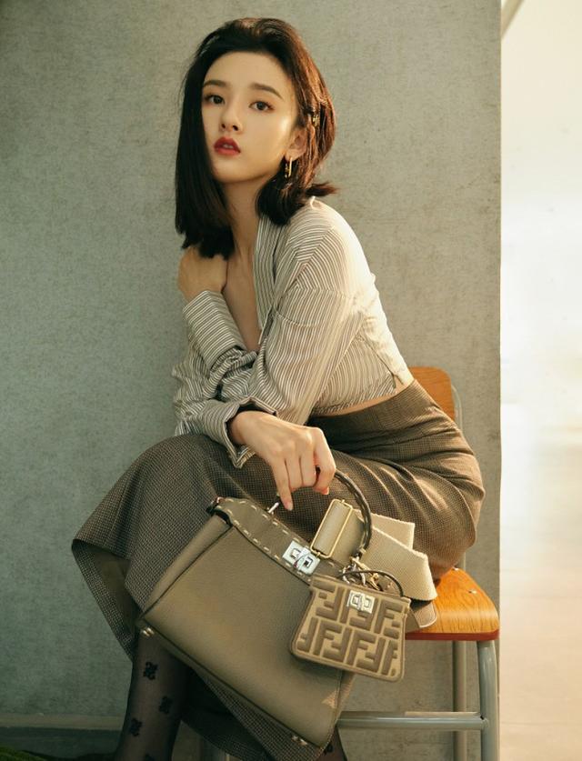 宋祖儿咋不好好穿衣服了，条纹衬衫配中古裙，不系扣子穿法挺吸睛