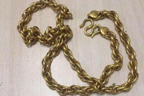 美女老板KTV唱歌,趁同伴醉酒睡着,顺走3万金链子