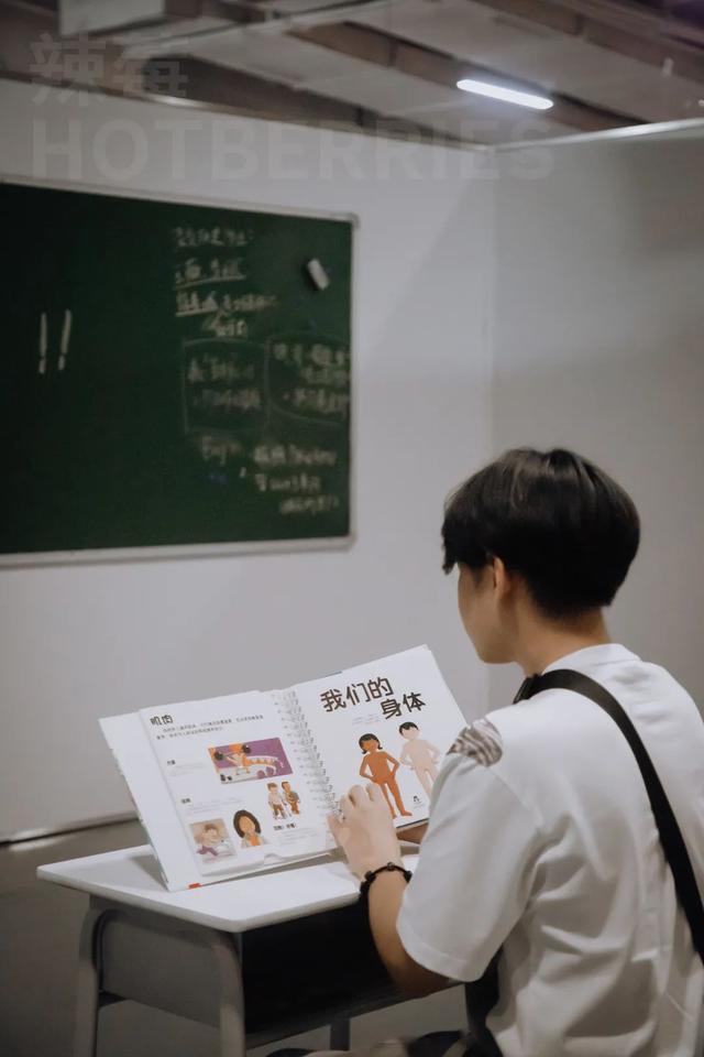 在家看A片被老妈撞见，她反手就带我去了个“18禁”场所