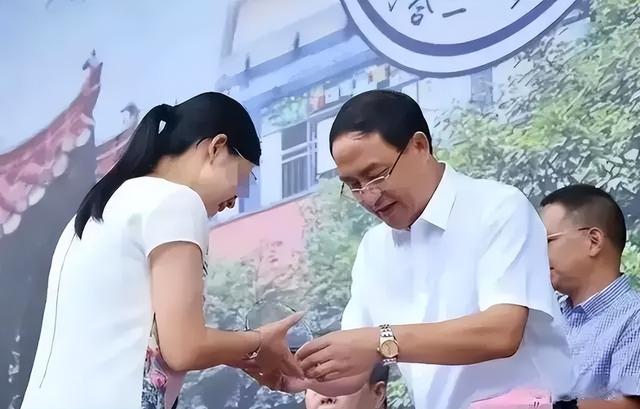 “色魔”局长王胜战：奸淫幼女专挑女学生下手，玩弄103位女老师