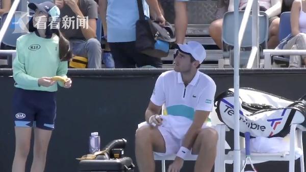 她不是仆人！澳网选手让女球童剥香蕉遭裁判斥责