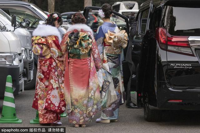 笑靥如花！日本明治神宫举行成人礼 年轻女孩身穿和服拍照