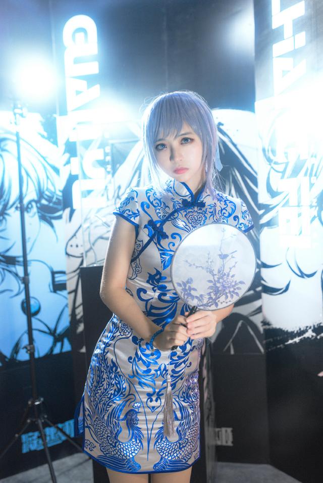 极品高颜值美女高清唯美写真，身穿蓝白色旗袍，你有被惊艳到吗