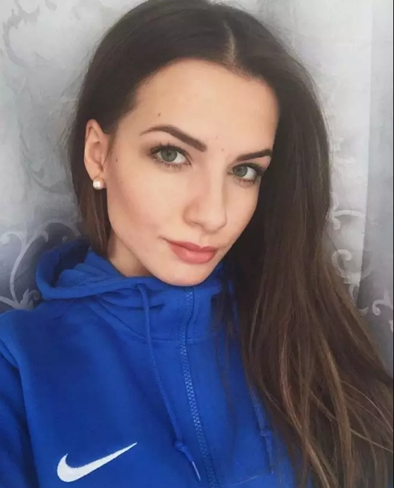 21岁的全球最性感女裁判，用美貌与情商征服球员