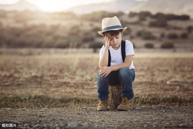 男孩玩小鸡鸡，女孩夹腿，家长别急着骂，先从自己找原因