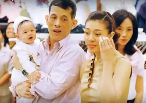 43岁女人为讨好王子丈夫,与狗伏地同食,7个月后被剥夺王妃身份