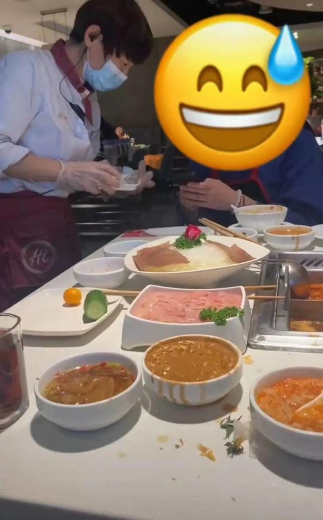大一女生吃火锅因太礼貌，被服务员阿姨相中做儿媳