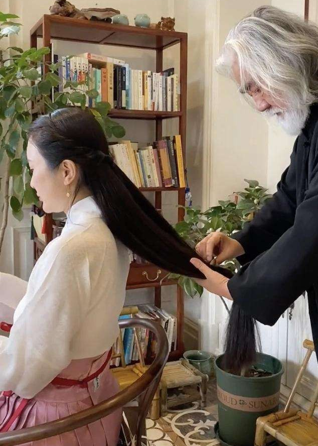 71岁张纪中意外曝出娇妻哺乳照！夫妇差31岁，娇妻为他再添两胎