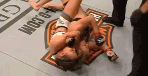 坎妹的劳拉一身绝技，技能太强，动图演示坎妹如何使用巴西柔术