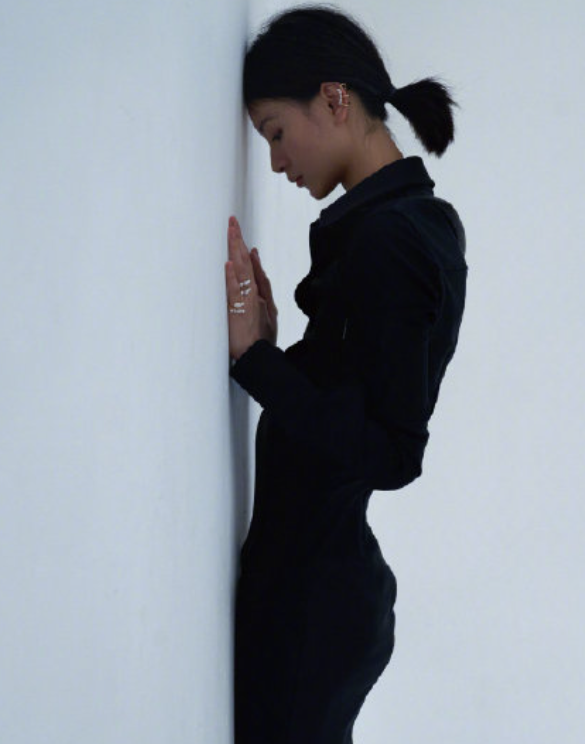 22岁邱天拍写真好大胆!趴在地上脚缠了条蛇,网友:美女不害怕吗