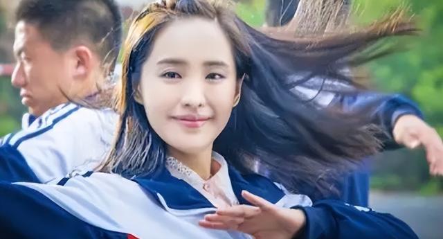 “美人出浴”别尬演，有人一眼万年，有人我想把她按回水里