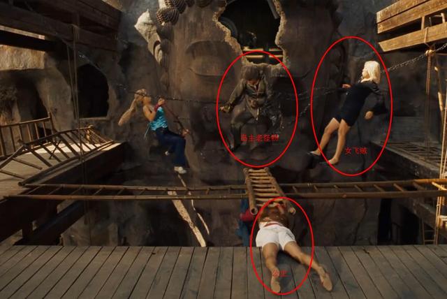 四位性感火辣美女上演暴力格斗画面，每一个动作都那么带感！