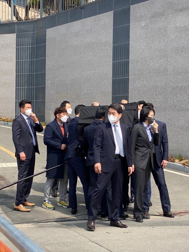 朴槿惠出门投票 贴身保镖提前探路