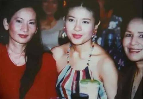 43岁女人为讨好王子丈夫,与狗伏地同食,7个月后被剥夺王妃身份