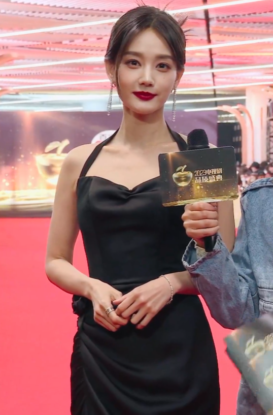 女星红毯来袭！李小冉美丽冻人，张萌半露酥胸，万茜深V开到肚脐