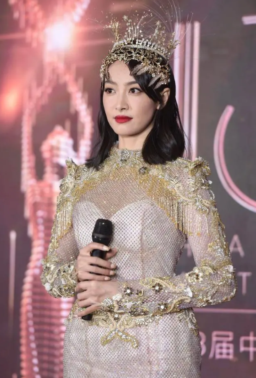 完美女神是假的，胯宽腿粗，溜肩没腰，生图揭露人间真实