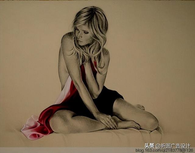 她的木炭粉彩画堪称一绝，性感素描将人体线条展现的性感迷人