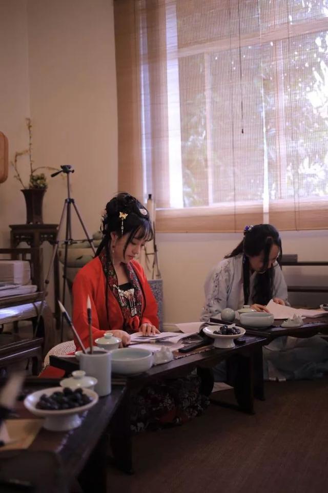 90后中国姑娘，在澳洲街头搞“事情”，竟然美哭外媒、惊动CCTV