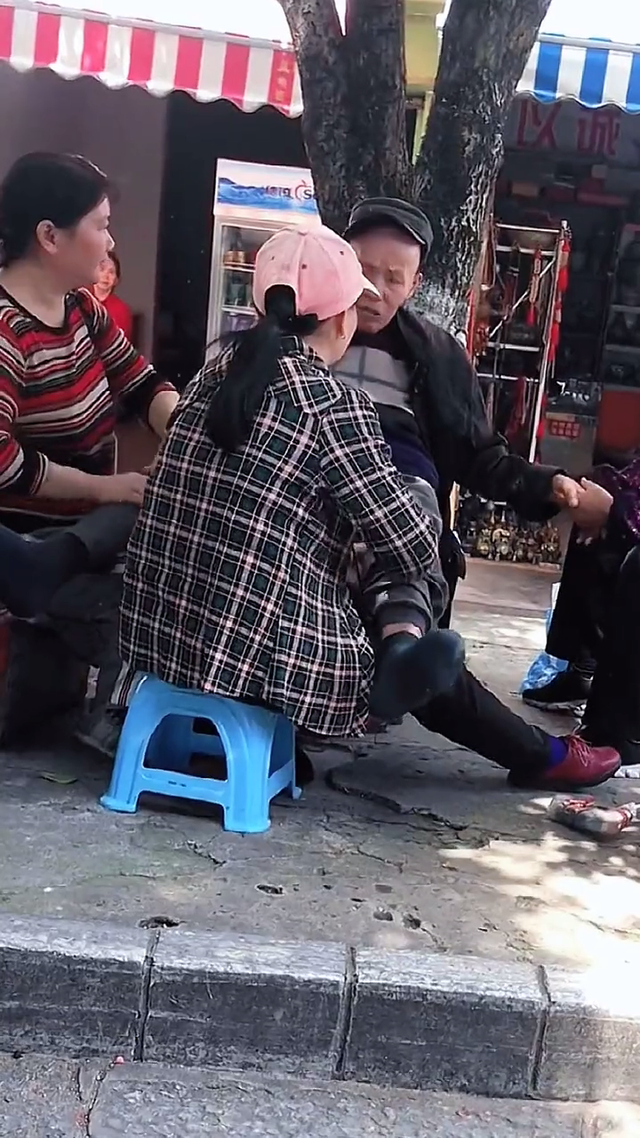 3个女人争相为大爷按摩,大爷淡定闭眼享受,网友:我很想娶她们