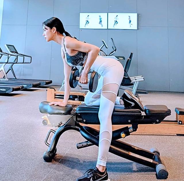 “亚洲第一美女”克拉拉每天秀运动照，但大家看的却是她完美身材