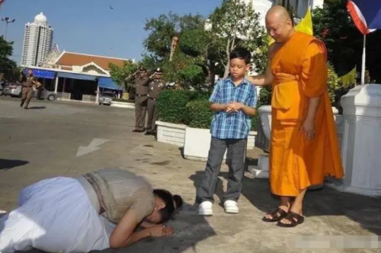 43岁女人为讨好王子丈夫,与狗伏地同食,7个月后被剥夺王妃身份