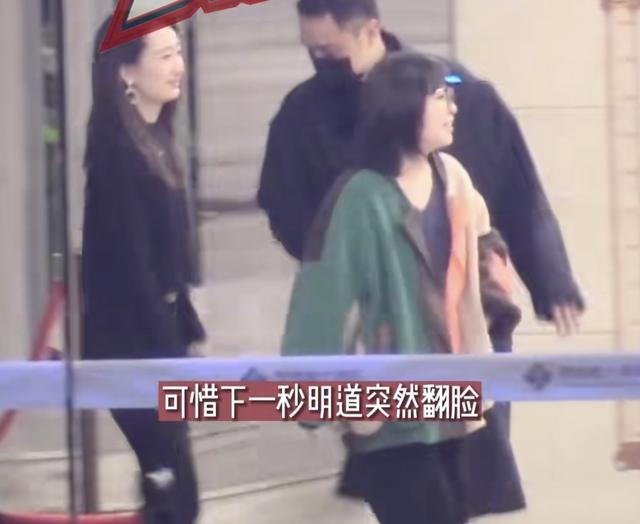 明道夜会两女疑婚内出轨！与高挑美女亲热挽手，发现被拍慌乱甩开
