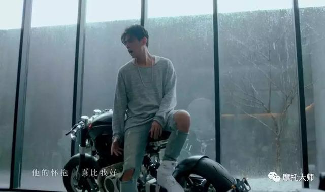 周杰伦发布新歌了，再快的H2，也追不回爱坐阿斯顿马丁的女孩！