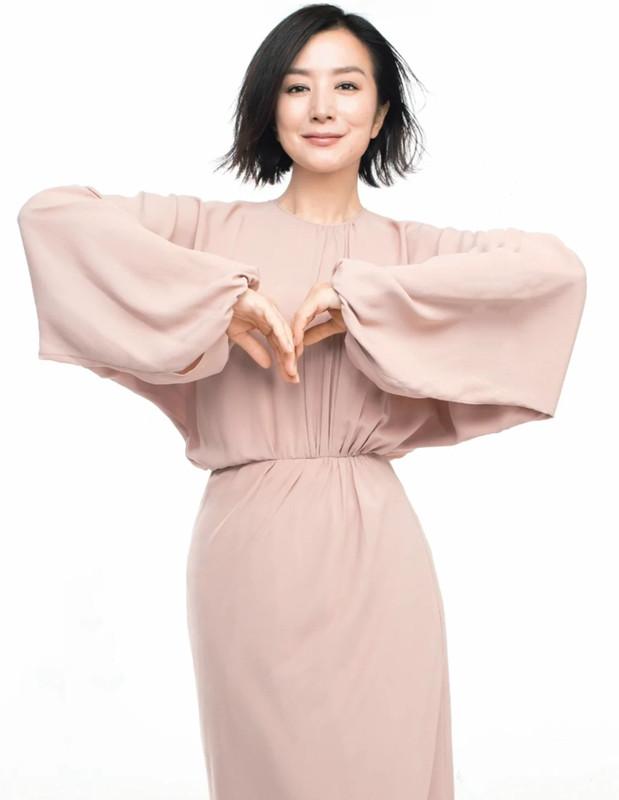 她常年稳居“日本最美女星排行榜”前三,一头短发仍成时尚圈宠儿