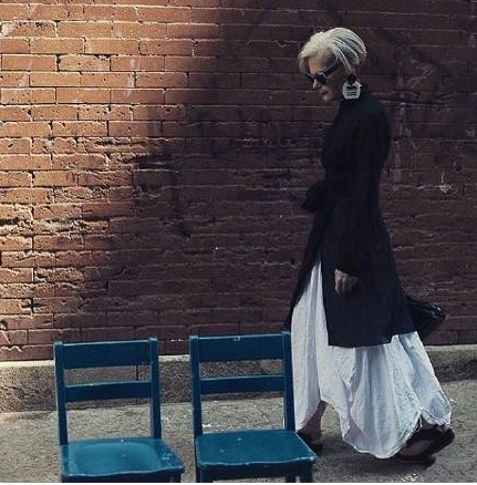 六七十岁的女人要知道：不烫羊毛卷、不穿老年装，反而时髦洋气