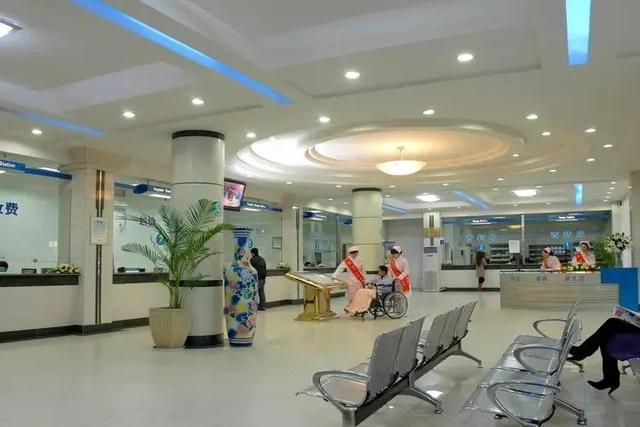 女患者赤裸上身，因医生贸然闯入导致走光，要求公开道歉却遭拒绝